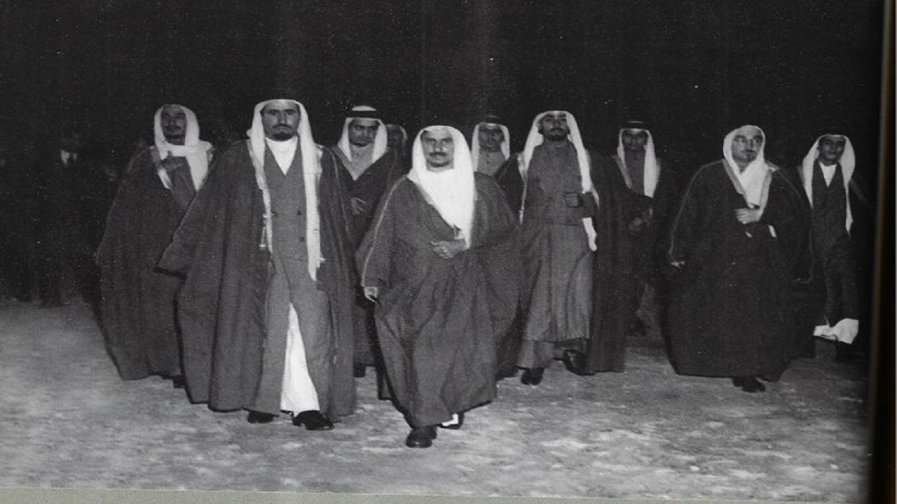 صورة نادرة لمرافقي الملك عبد العزيز أثناء زيارته التاريخية لمصر