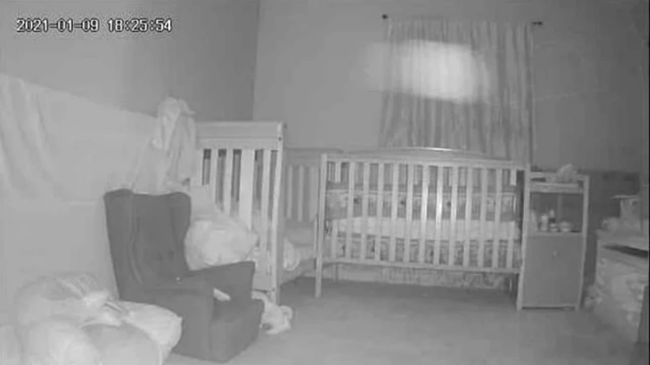 بالصور.. سيدة تكتشف وجود شيطان مرعب فوق سرير حفيدتها