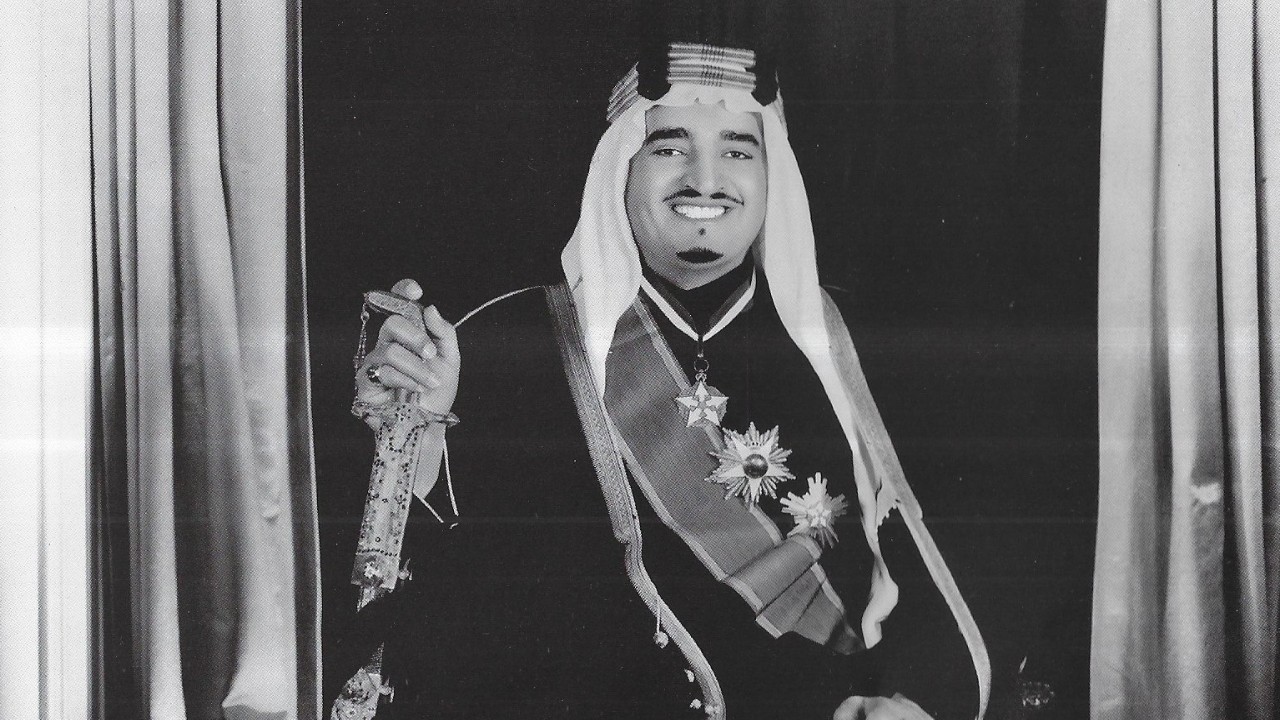 ‏صورة نادرة للملك فهد بالزي الرسمي لحضور حفل تتويج الملكة إليزابيث