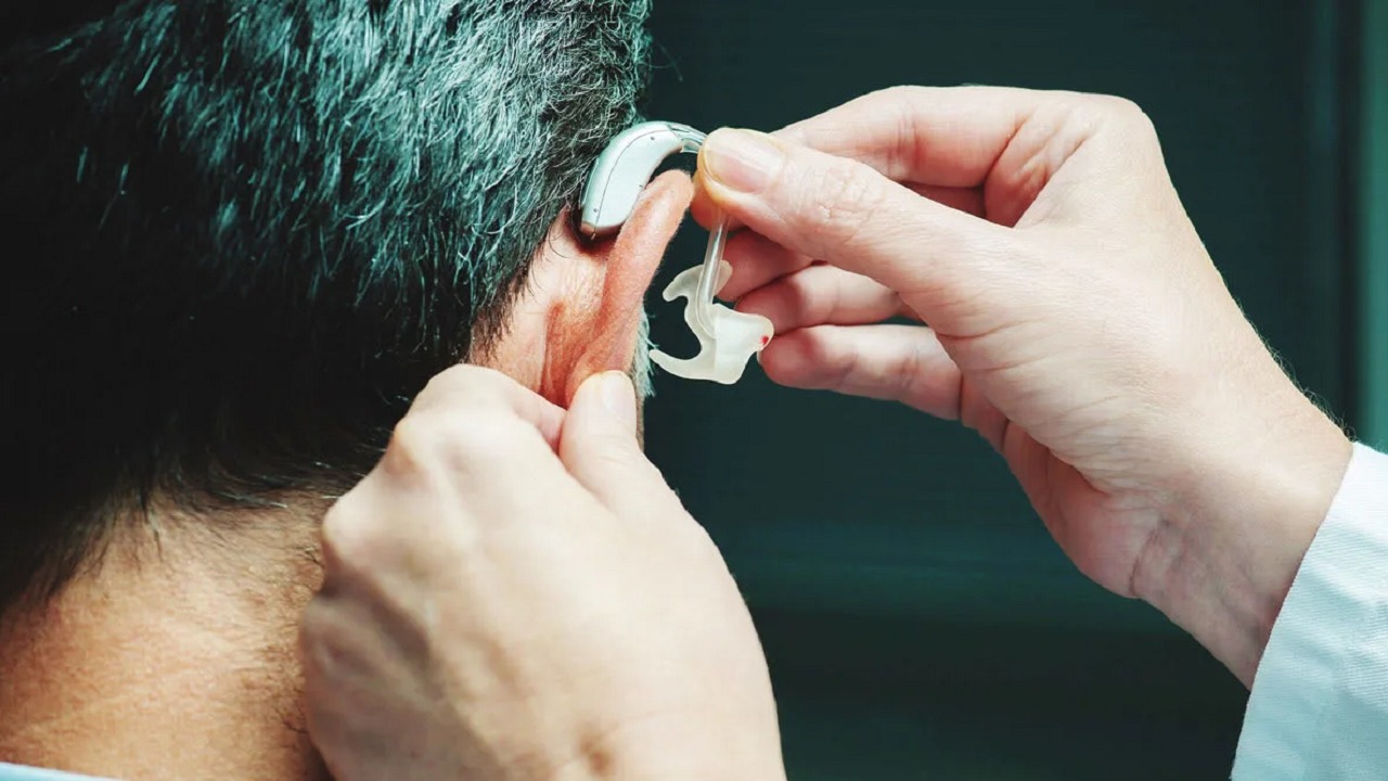 &#8220;الغذاء والدواء&#8221;: 6 حالات تفرض إستخدام سماعة الأذن الطبية