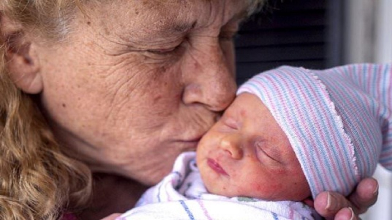 بالصور..امرأة تنجب طفلاً بعد بلوغها 57 عاماً