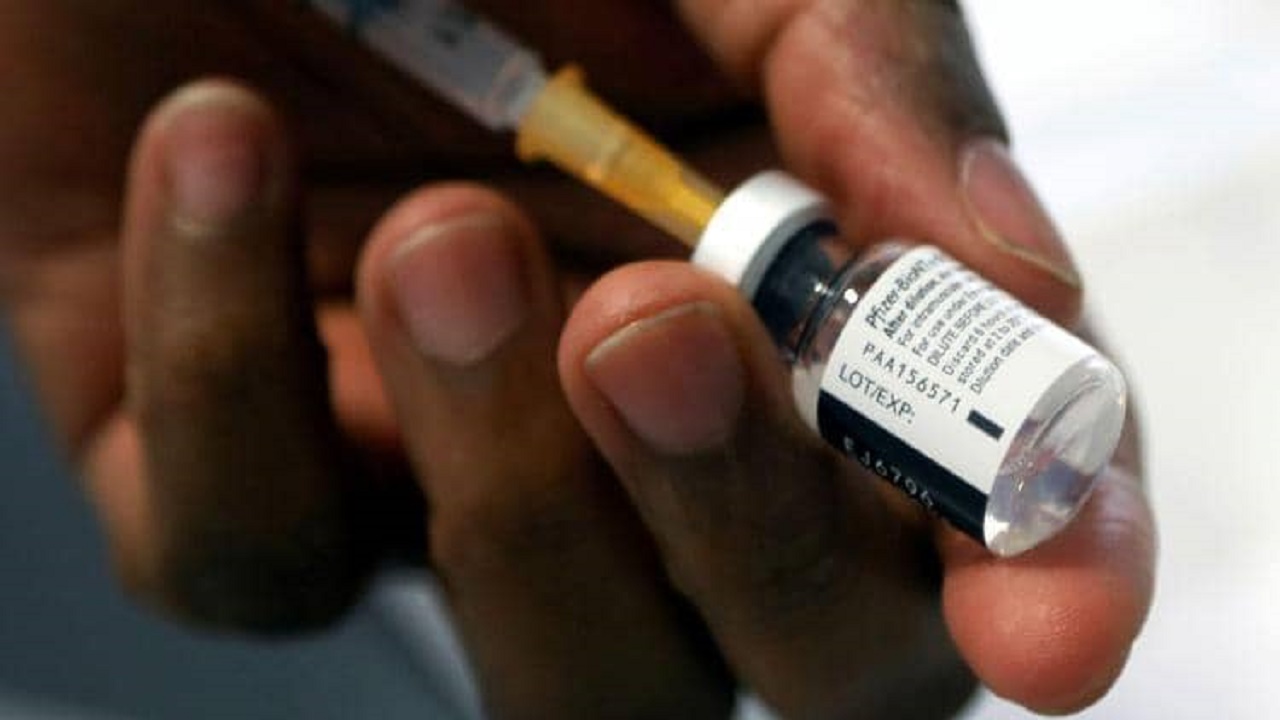 المفوضية الأوروبية تتهم أسترازينيكا بتأخير حملة التطعيم ضد كورونا