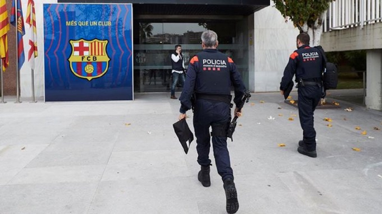 الشرطة تقتحم مقر نادي برشلونة
