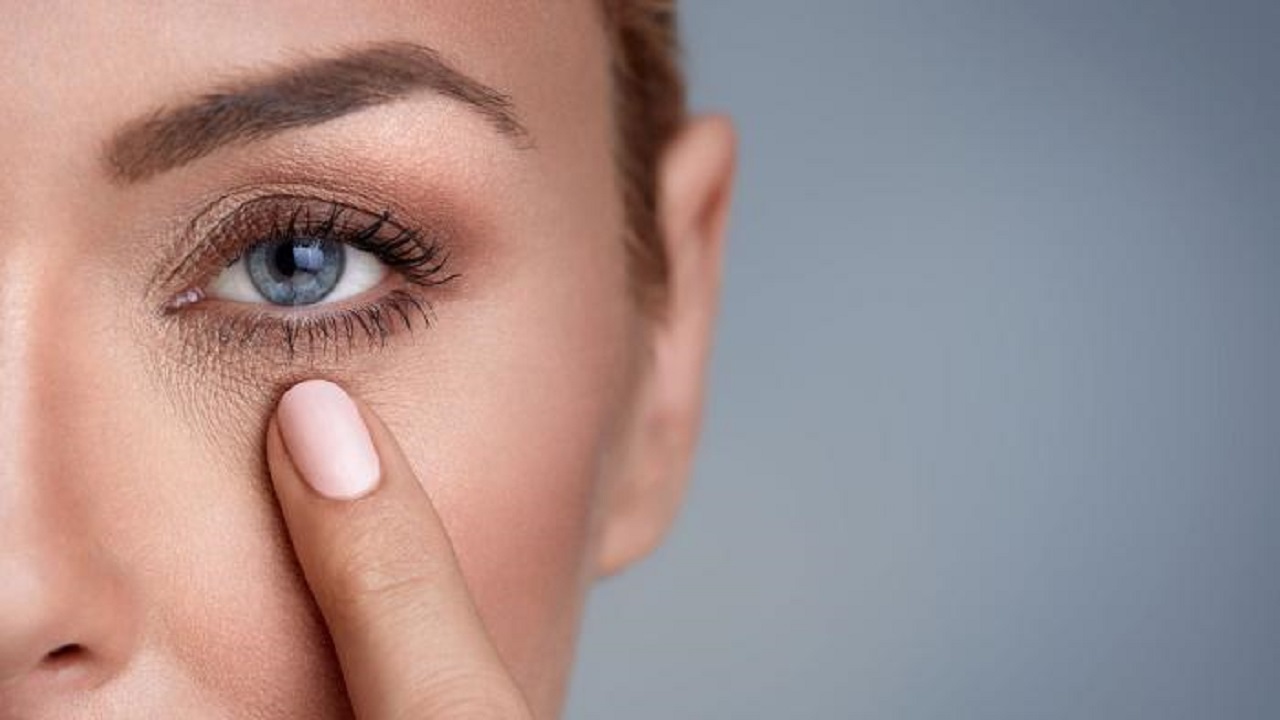 طرق طبيعية سهلة للتخلص من الهالات السوداء وتجاعيد حول العين