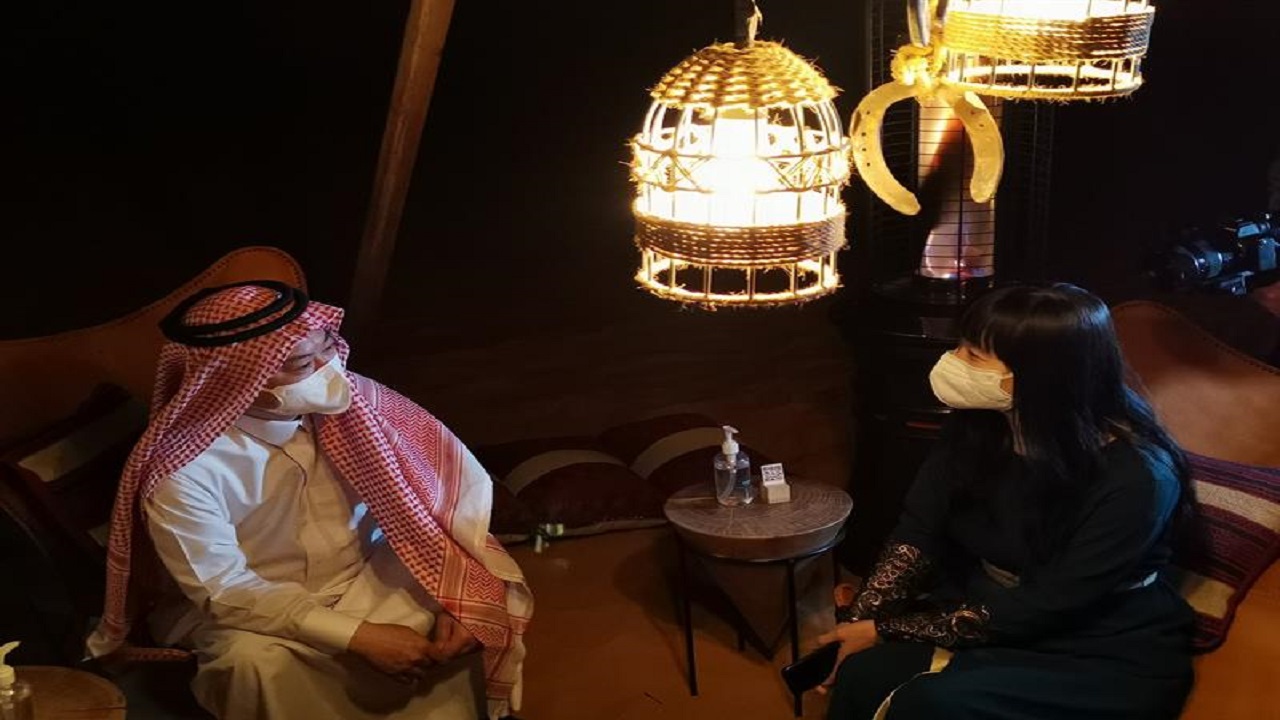 السفير الصيني يرتدي الزي السعودي ويحتفي بزيارته لـ &#8220;أوايسس الرياض&#8221;