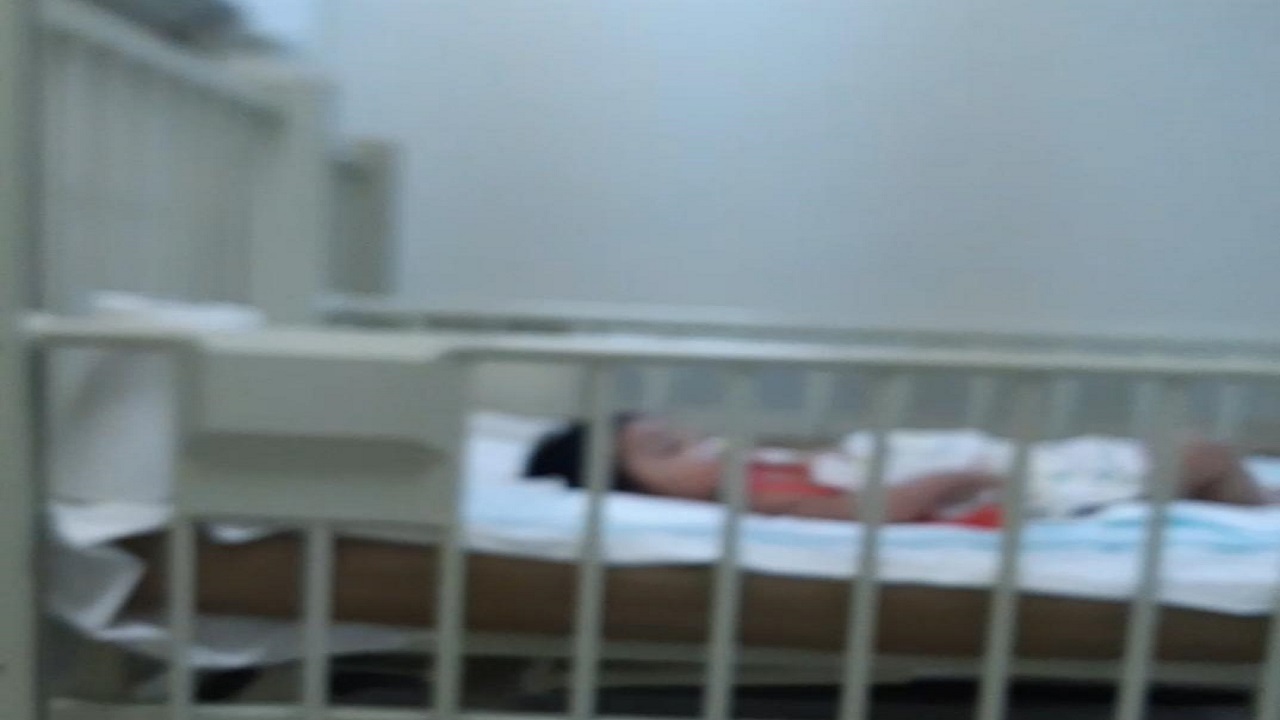 معلمة بالطائف تواصل شرح الدروس لطالباتها من غرفة ابنتها بمستشفى الأطفال