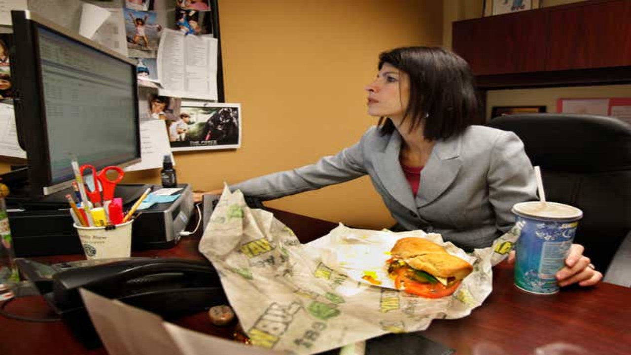 تأثيرات نفسية سلبية لتناول الطعام على مكتب العمل