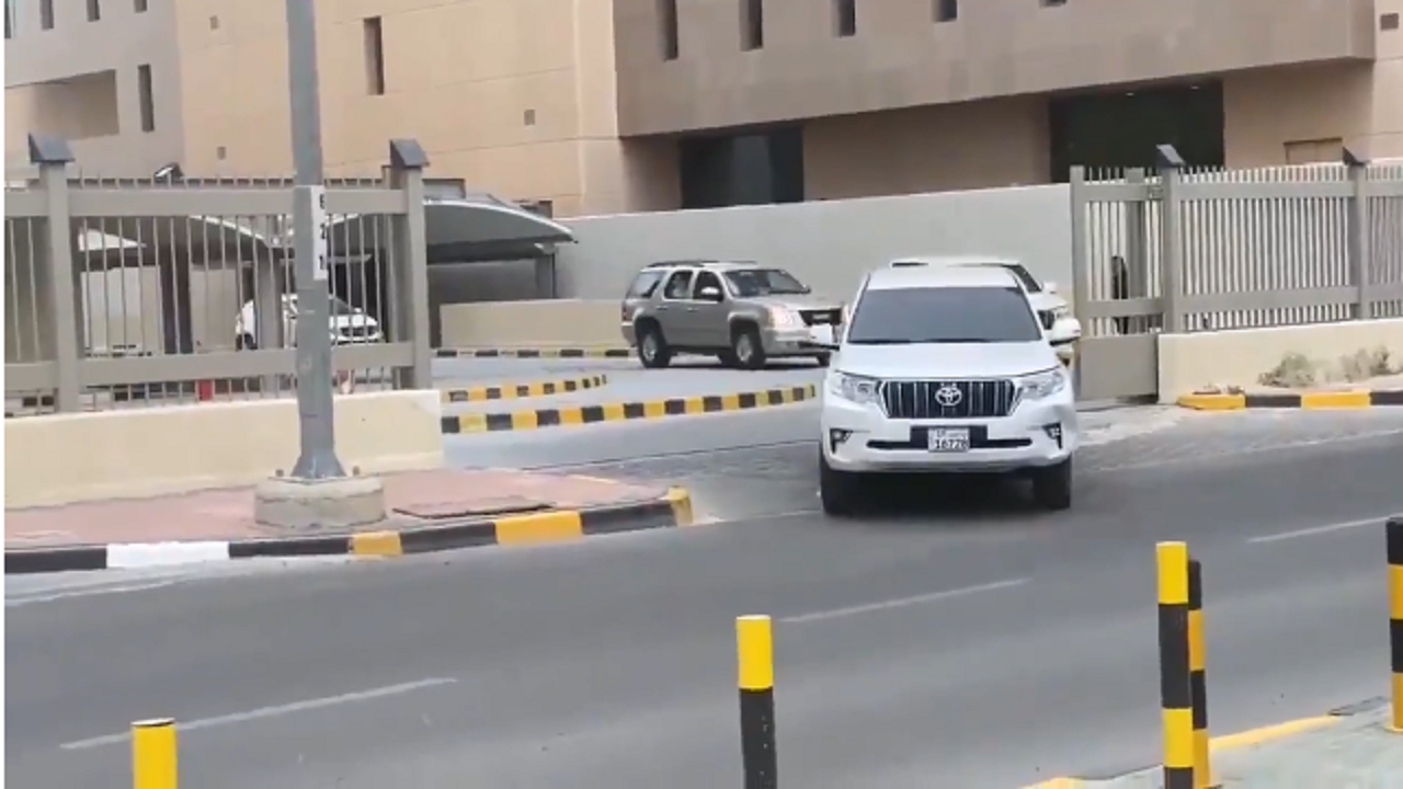 شاهد.. لحظة القبض على رئيس مجلس الأمة الكويتي السابق