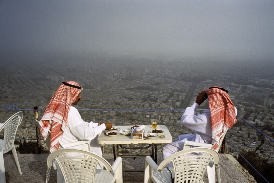 مواطنان سعوديان يستمتعان بجمال المنظر في سوريا