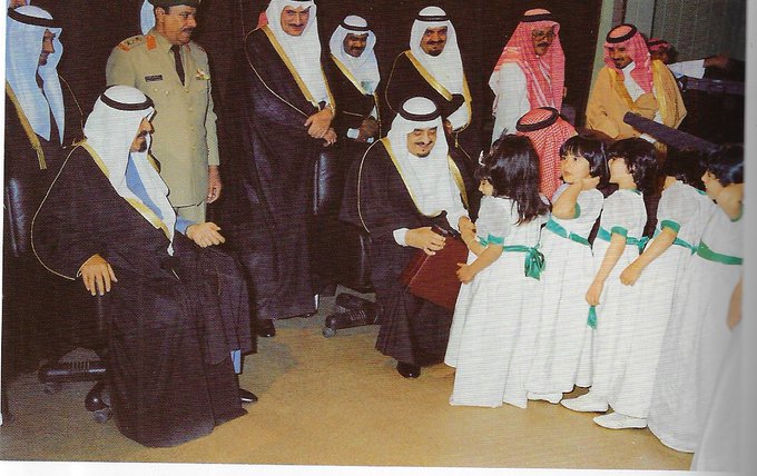 الملك فهد يقدم هدايا للأطفال خلال زيارته مبنى محطة تلفزيون القصيم