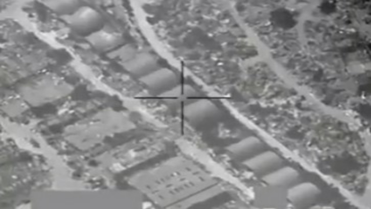 شاهد.. لحظة استهداف التحالف لورش تركيب صواريخ باليستية حوثية في صنعاء
