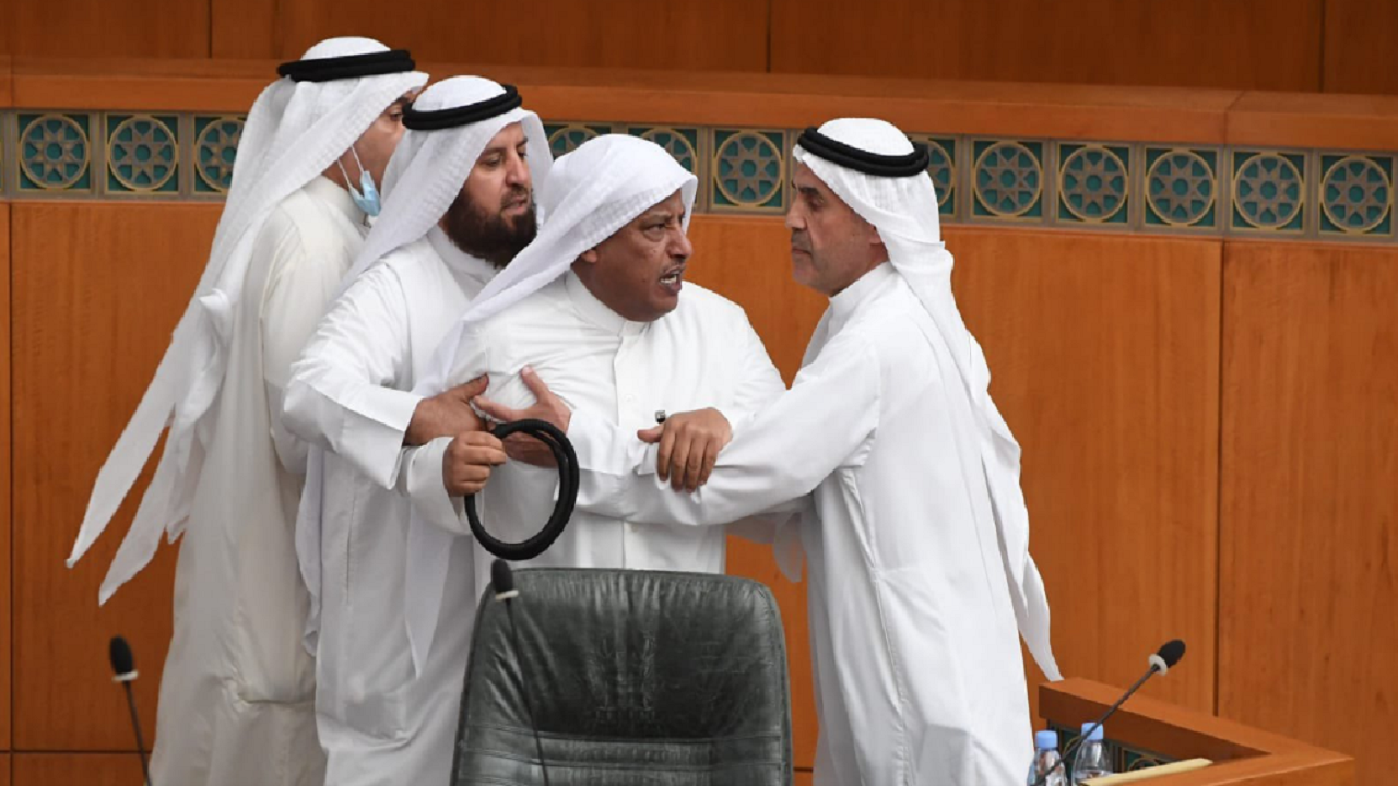 بالصور.. عراك وتشابك بالأيدي داخل مجلس الأمة الكويتي