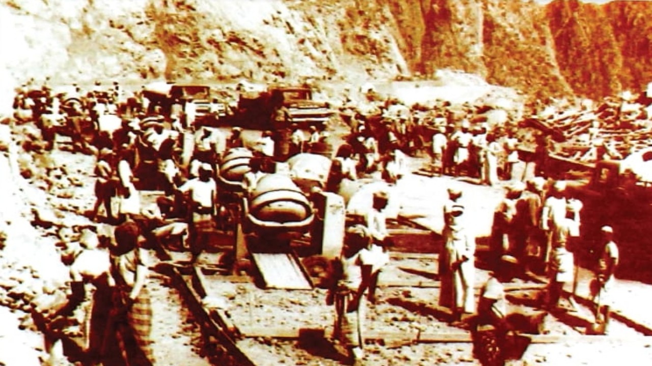 صورة تاريخية تظهر بداية إنشاء طريق «الهدا &#8211; كرا»