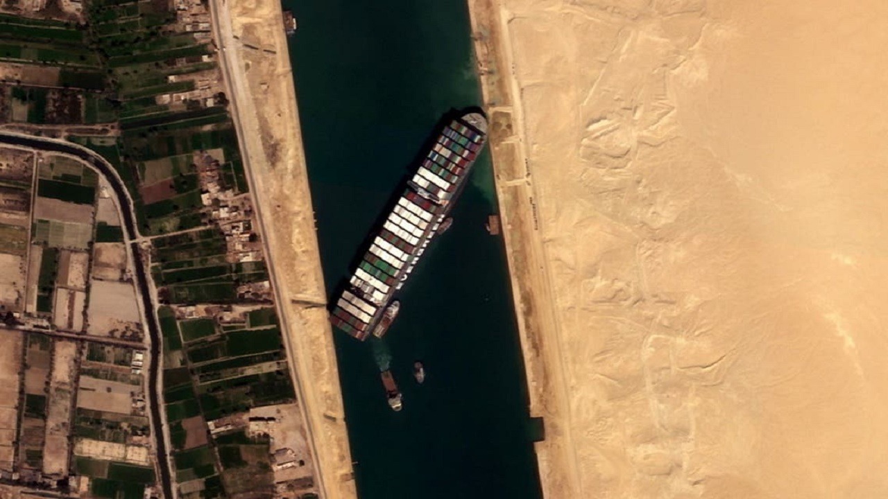 قناة السويس: إزالة 27 ألف متر مكعب من الأتربة بعمق 18 مترا