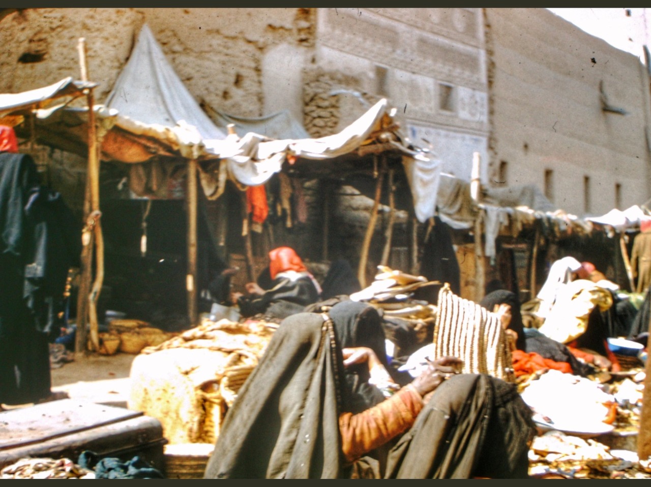 سوق الحريم بالمقيبرة خلف المقصبة من جنوب بالسبعينات الميلادية