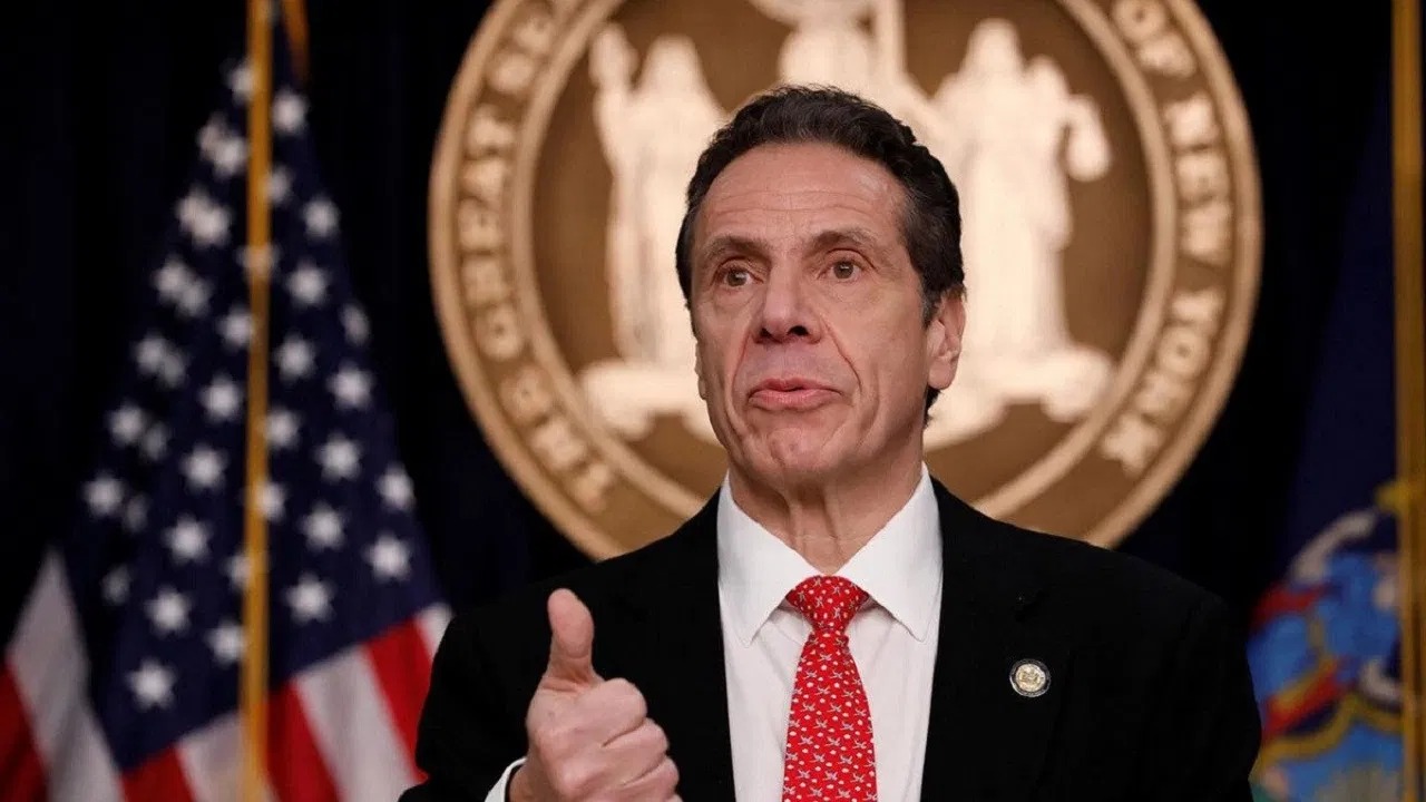 حاكم نيويورك متهم بالتحرش بـ 6 سيدات ويرفض الاستقالة