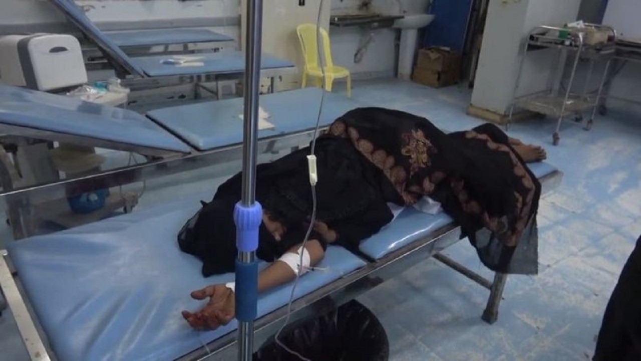 بالفيديو.. إصابة خطيرة لامرأة إثر قصف حوثي للأحياء السكنية بالحديدة