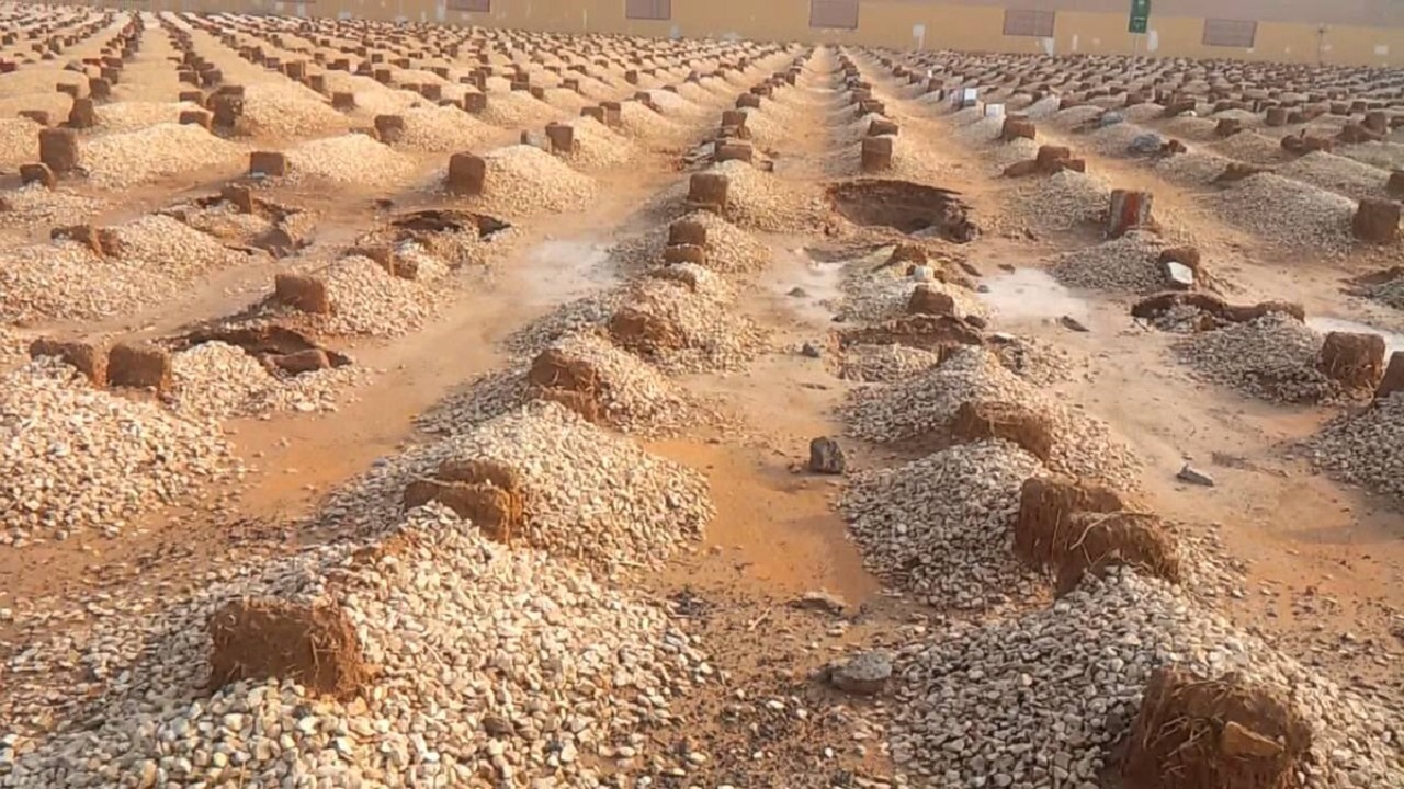 استخراج رفات هندي دُفن على الطريقة الإسلامية في جازان