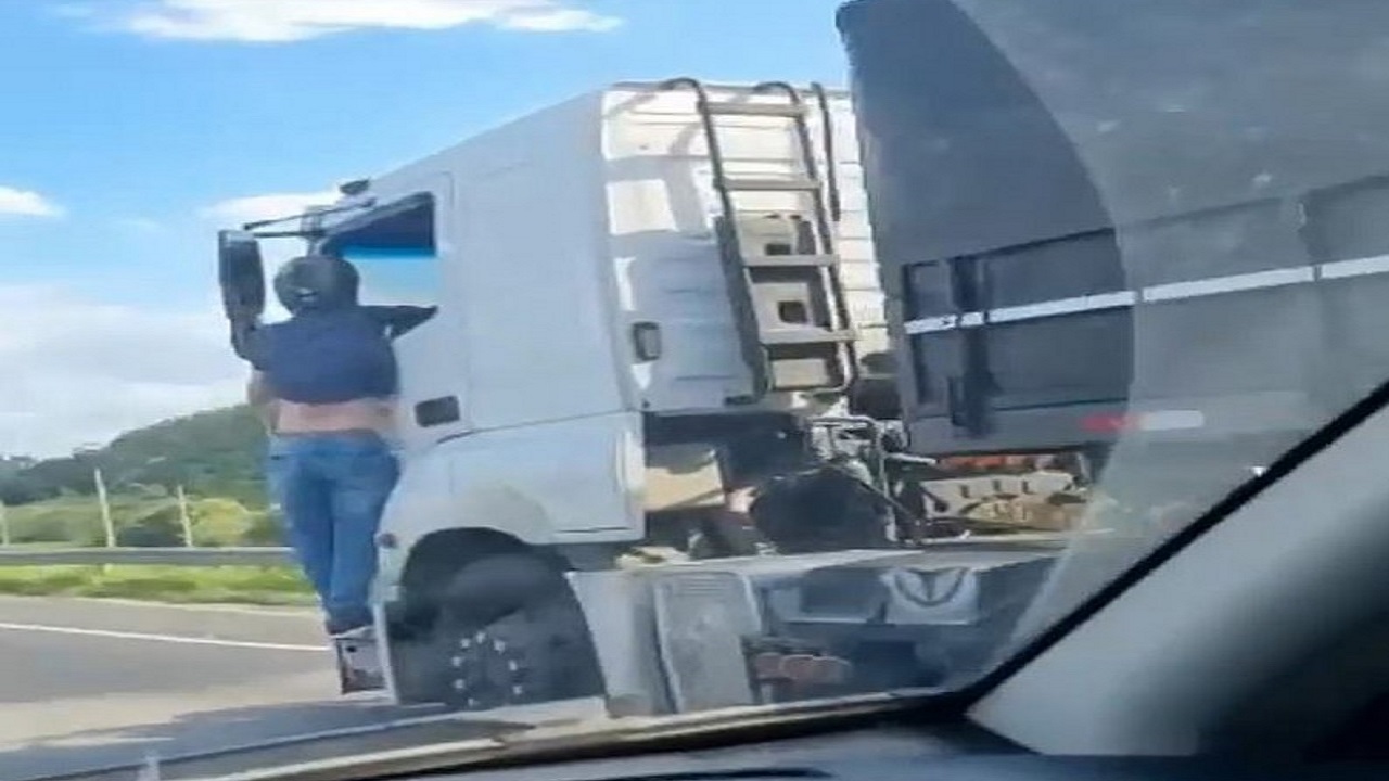 بالفيديو.. رجل مصاب ينتقم لزوجته من سائق شاحنة بعد وفاتها في نفس الحادث