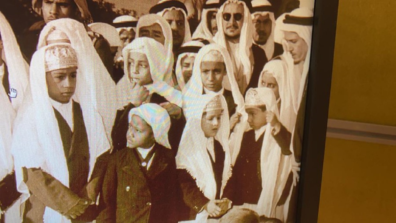 صورة نادرة لـ أبناء وأحفاد الملك سعود في الظهران