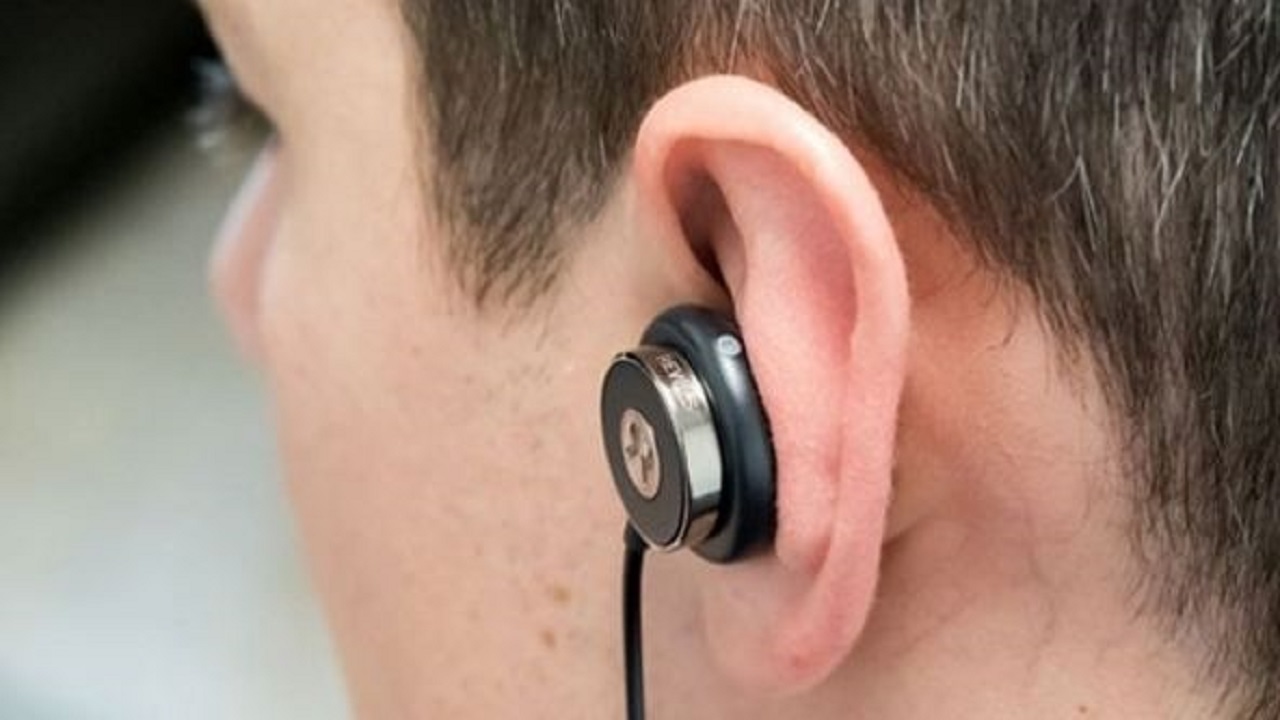 أضرار تحدث عند استخدام سماعات الأذن لفترة طويلة