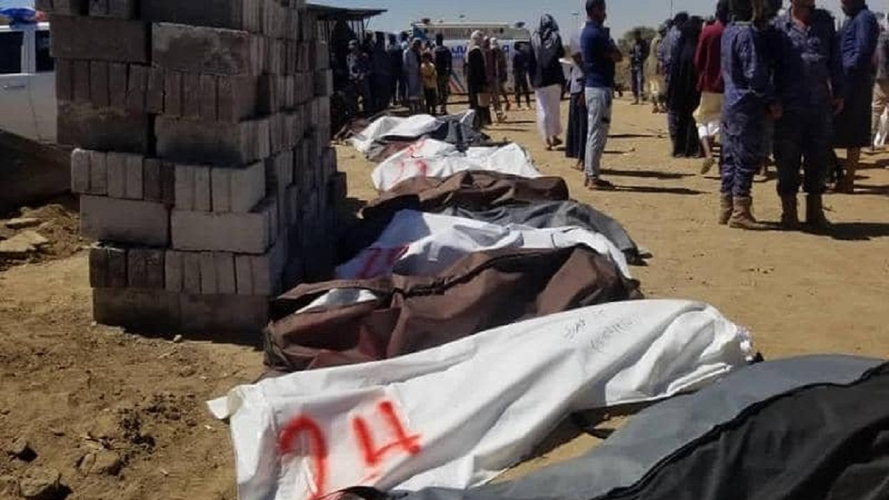 بالصور.. الحوثيون يخفون الجريمة ويدفنون ضحايا مجزرة صنعاء دون تحقيق