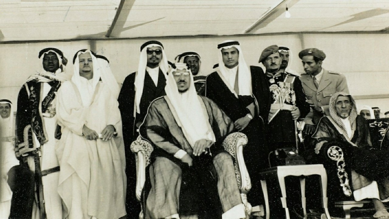 صورة نادرة للملك سعود أثناء الاحتفال بالذكرى الأولى لتوليه الحكم