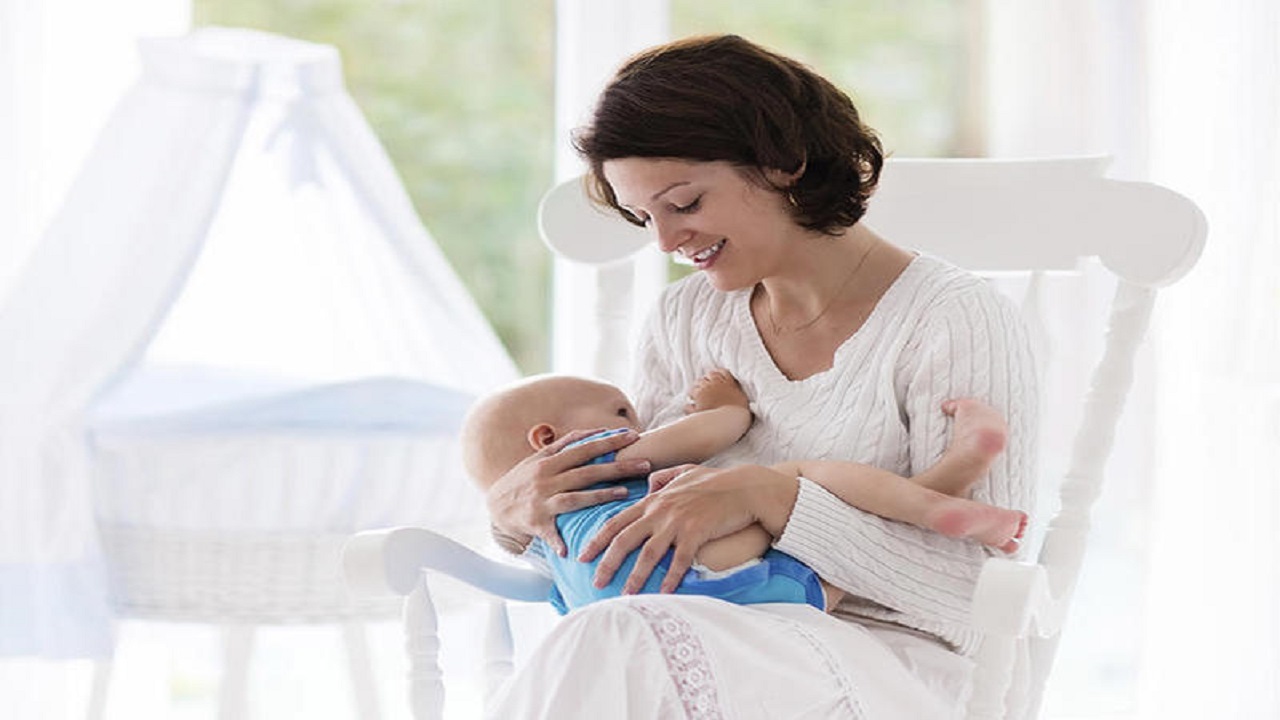 استشاري يكشف عن فوائد الرضاعة الطبيعية للطفل والأم