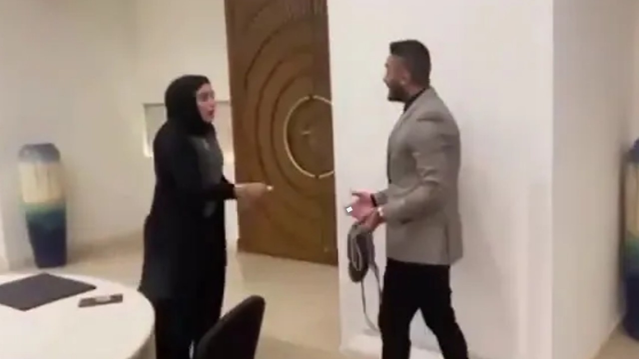 بالفيديو.. صدمة فتاة عند رؤيتها تامر حسني