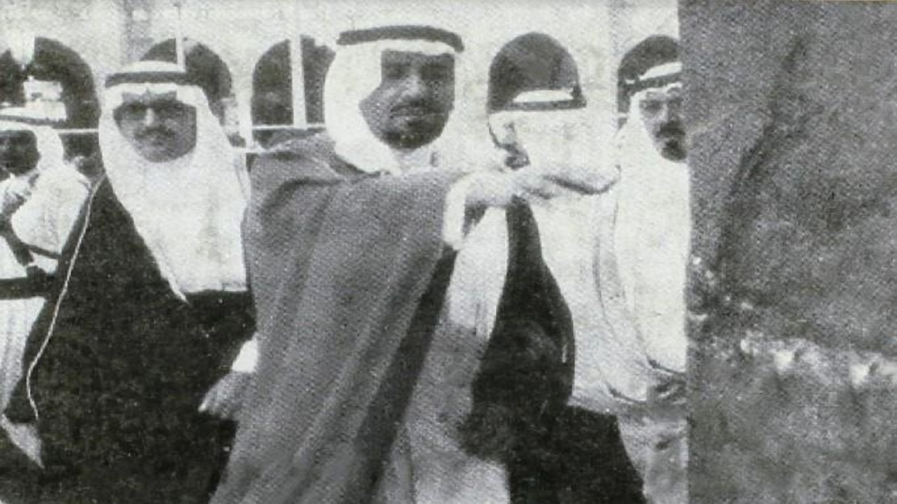 صورة نادرة للملك خالد يطوف بالكعبة المشرفة برفقة ثلاثة من إخوته