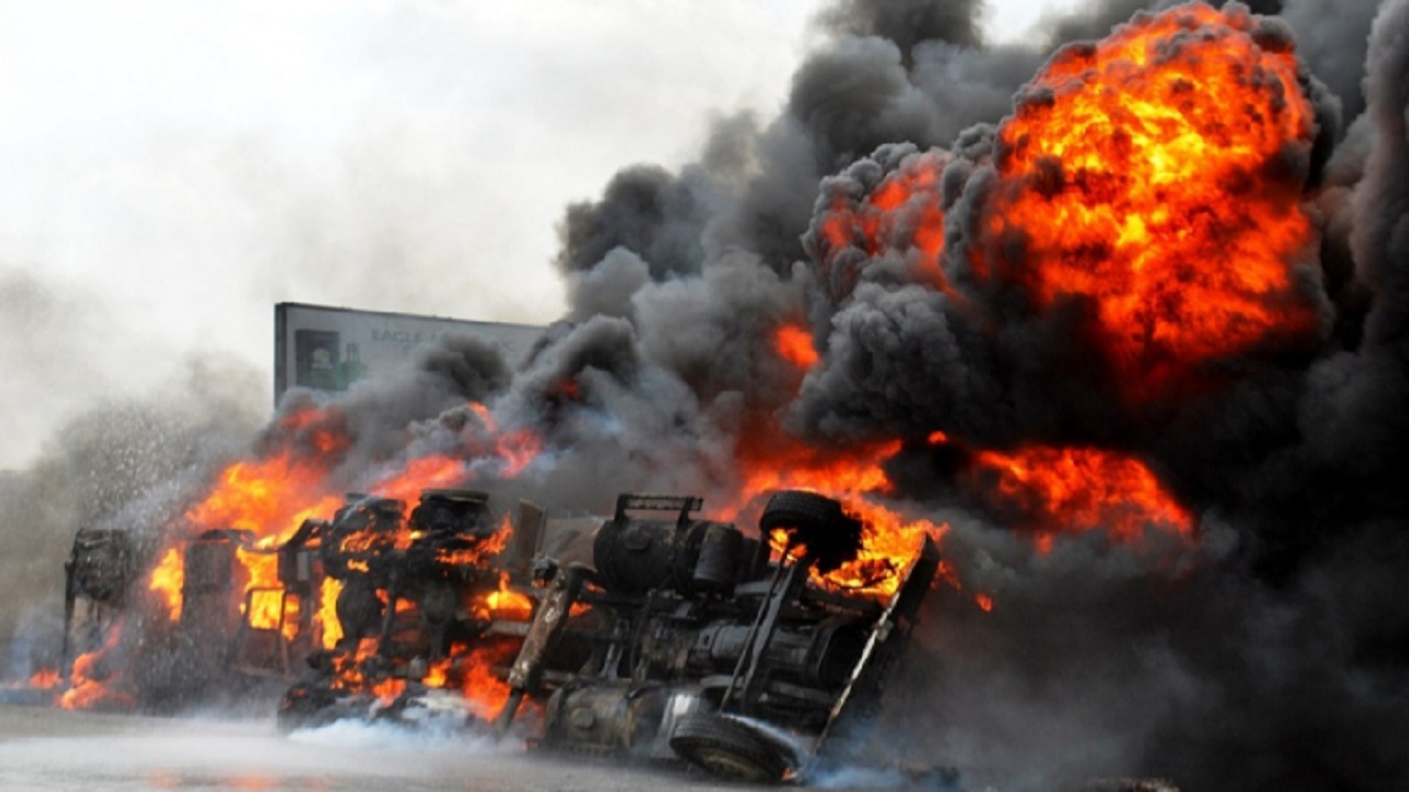 مليشيات الحوثي تحرق شاحنتي وقود بعد رفض دفع إتاوات بالحديدة