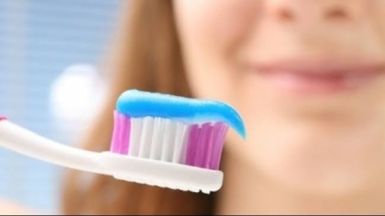 تغطية فرشاة الأسنان خطأ كارثي يؤدي لنمو البكتيريا والعفن