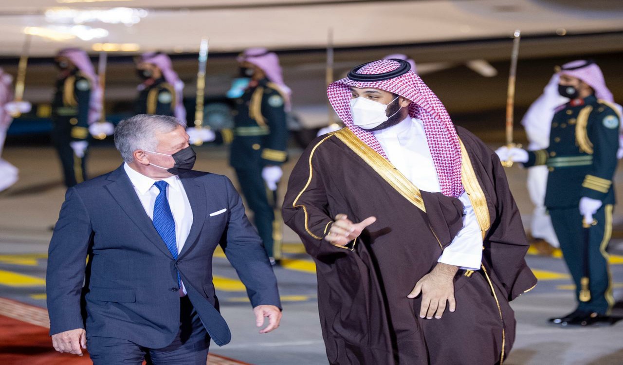 بالفيديو والصور.. ولي العهد يستقبل ملك الأردن أثناء وصوله الرياض  