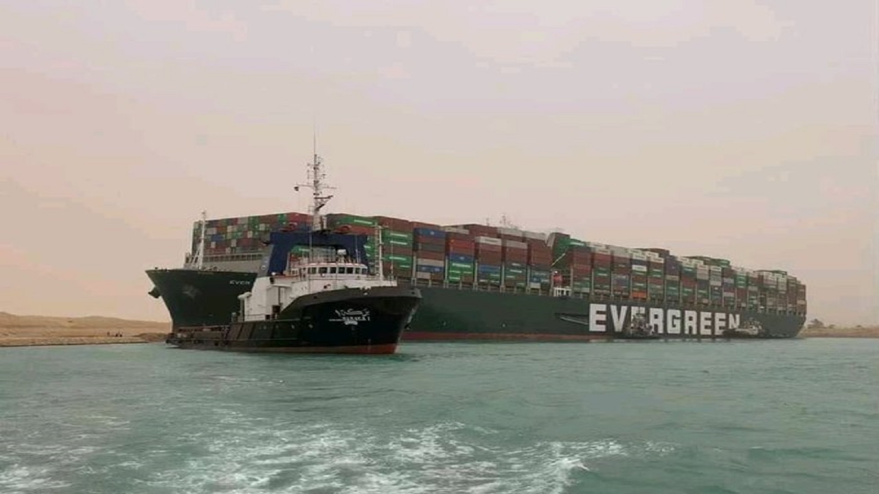 مصر: تعليق الملاحة في قناة السويس لحين تعويم السفينة الجانحة