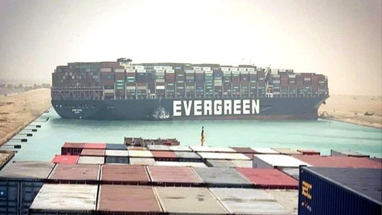 مصر تعلن تحريك جزء بسيط من السفينة الجانحة وبدء عمليات التعويم