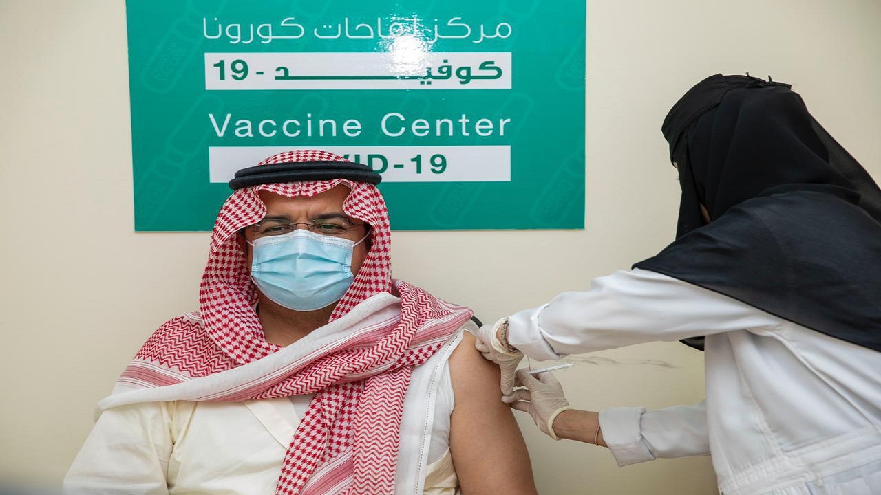 سمو محافظ حفر الباطن يتلقى لقاح كورونا