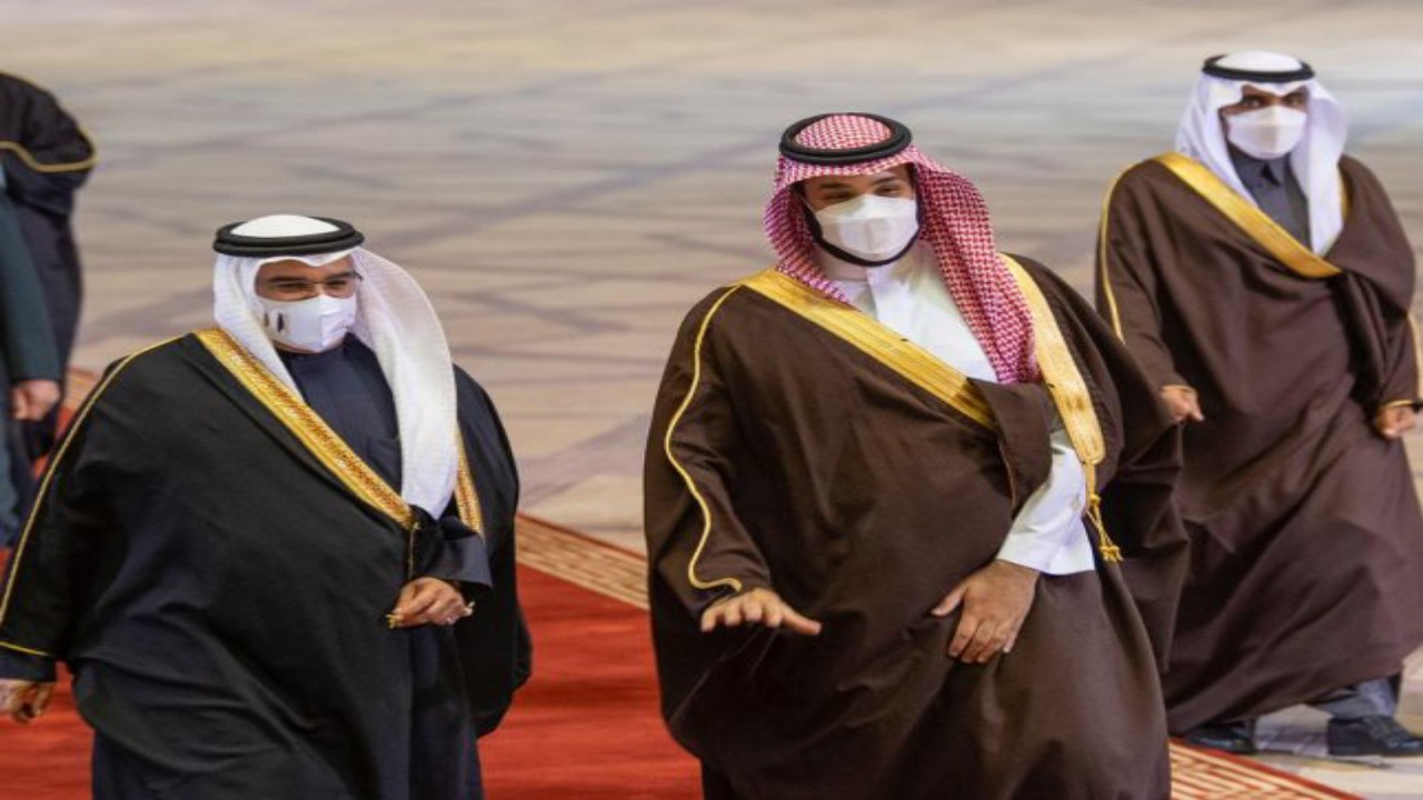 شاهد.. لحظة استقبال الأمير محمد بن سلمان لولي عهد البحرين لدى وصوله الرياض 