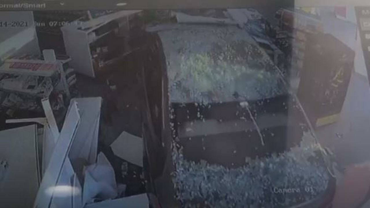 شاهد.. لحظة اقتحام سيارة واجهة صيدلية في الرياض