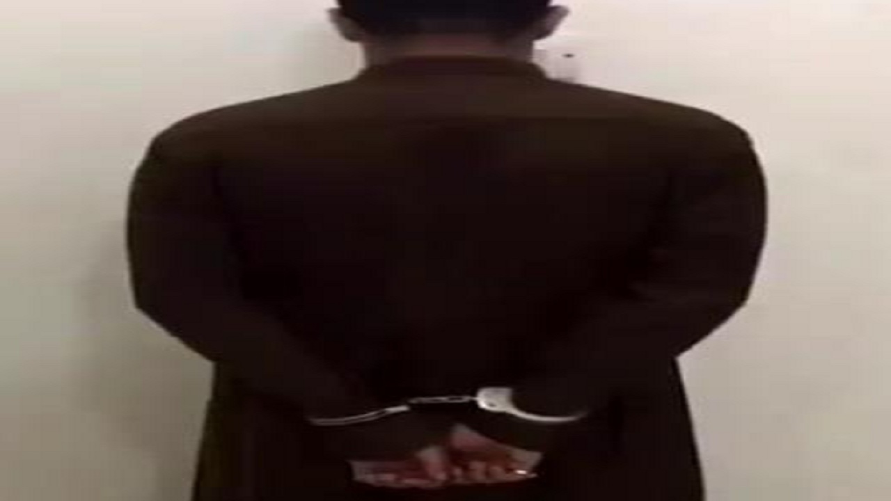بالفيديو.. الإطاحة بمواطن ظهر بفيديو وهو يتحرش بالنساء في الرياض