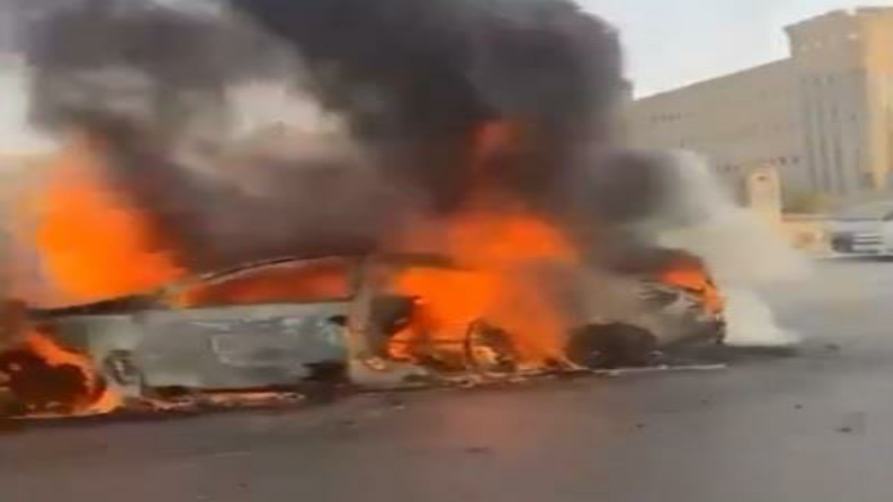 شاهد.. لحظة اشتعال النيران في سيارة بالرياض