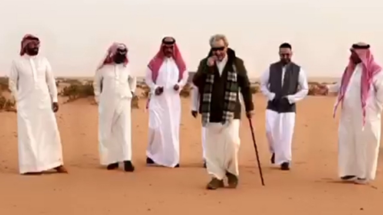 بالفيديو.. الأمير الوليد بن طلال يخطف الأنظار خلال نزهة برية بالرياض