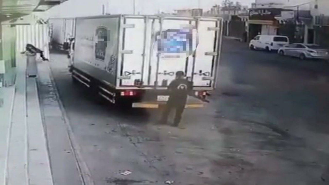 شاهد.. لص يسرق مركبة تابعة لشركة أغذية أثناء توقفها أمام محل بعنيزة