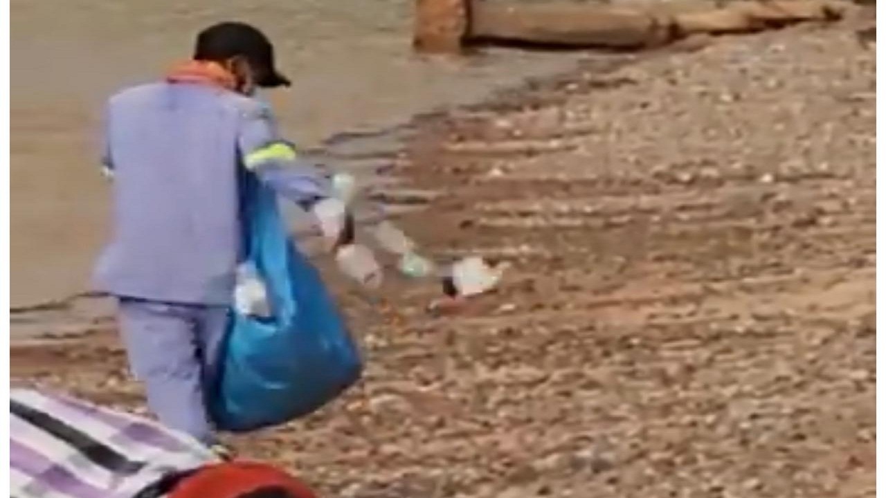 أمانة تبوك تصدر بيان توضيحي الحاقي حول المتسبب في رمي النفايات على شاطئ حقل