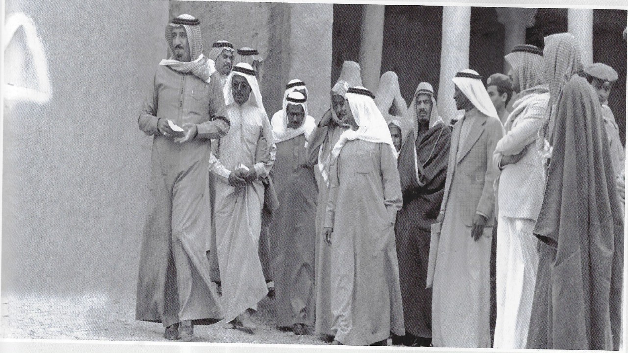 صورة نادرة لخادم الحرمين في حي الطريف التاريخي بالدرعية 
