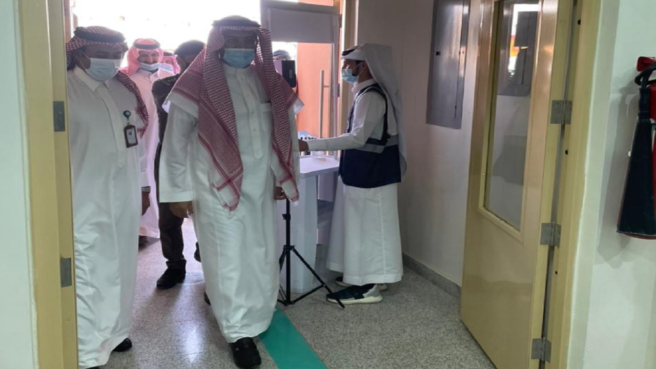 محافظ السليل يزور لمركز لقاحات كورونا كوفيد ١٩ بالسليل