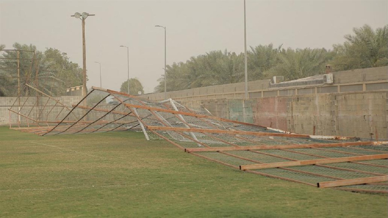 عاصفة رملية تُجبر النجوم على نقل تدريباته بعد سقوط السياج الحديدي