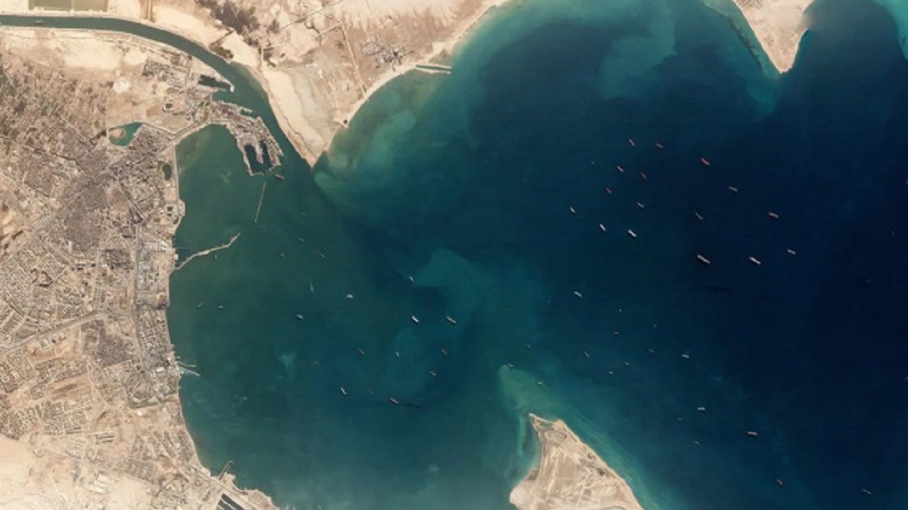 صورة جوية تظهر عدد السفن التي تنتظر عبور قناة السويس