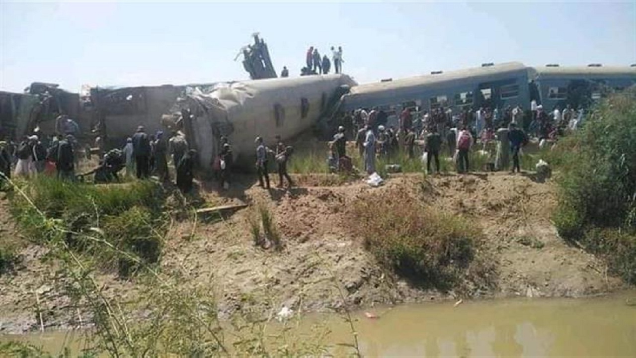 مصر: مجهولون يتسببون في وقوع كارثة تصادم قطاري سوهاج