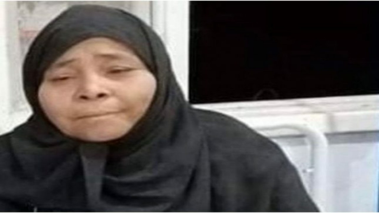 شاهد.. حكاية مسنة مصرية طردها ابنها وكادت تفقد حياتها في حادث قطار سوهاج 