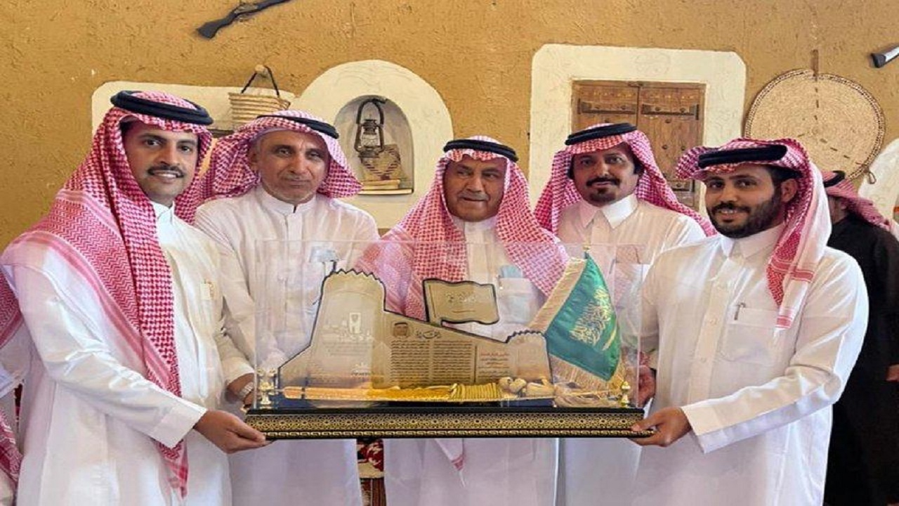 “المنيع” يستضيف عددًا من الأدباء والشعراء ورجال الأعمال في معالم “القصب”